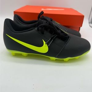 Nike Kids Phantom Venom Club FG soccer cleats size 4Y black and green/yellow